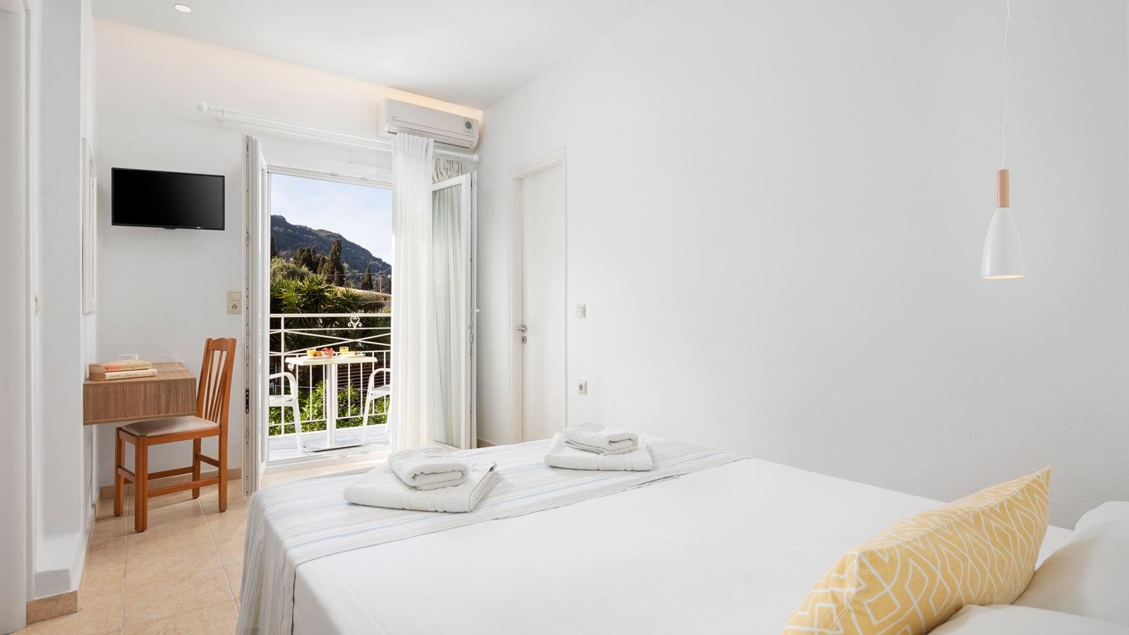 rooms-family-suite-with-balcony