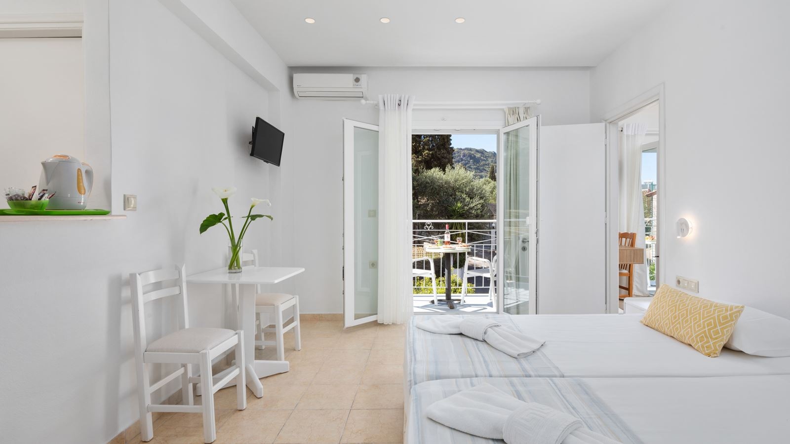 rooms-family-suite-with-balcony