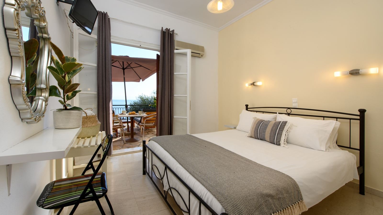 rooms-deluxe-studio-with-seaview-balcony