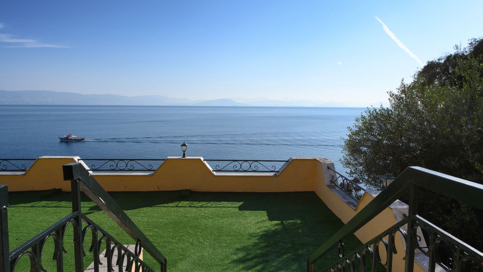 rooms-deluxe-studio-with-seaview-balcony