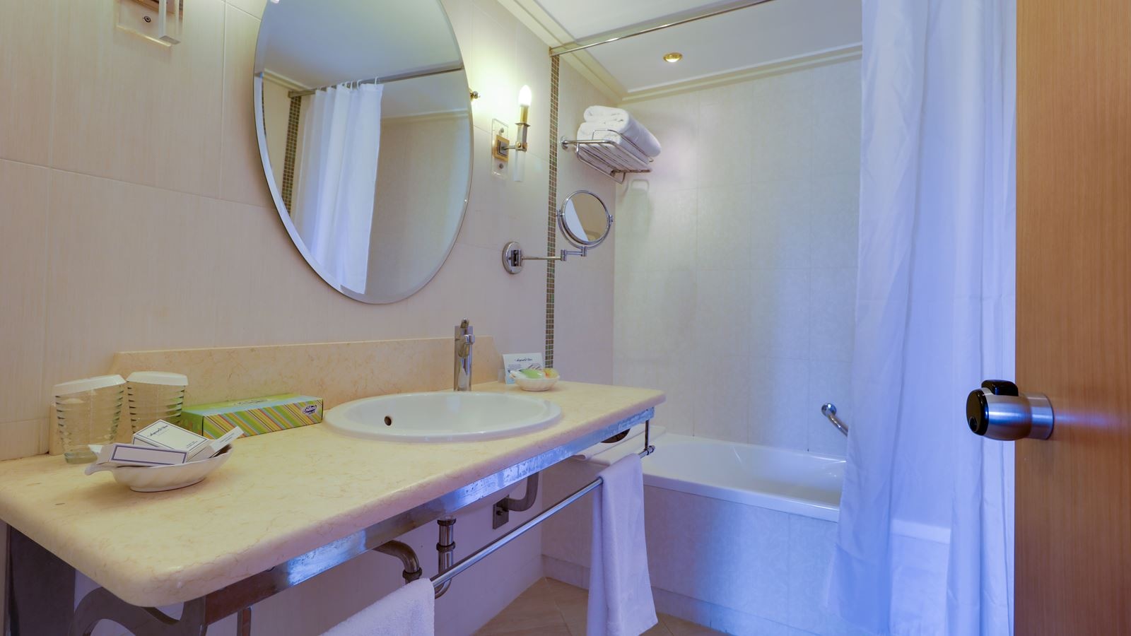 rooms-double-room-pool-view