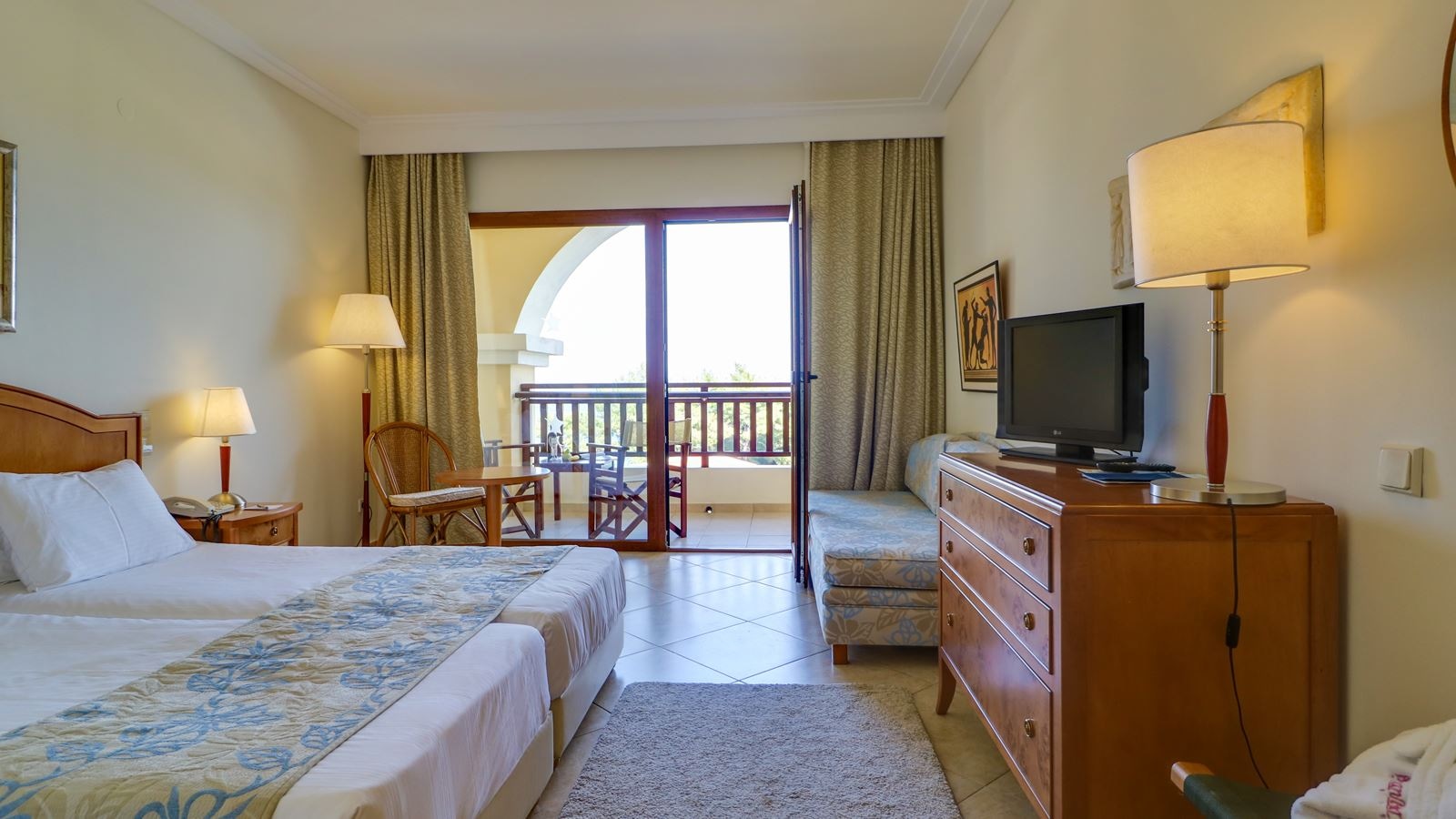 rooms-junior-suite-pool-view