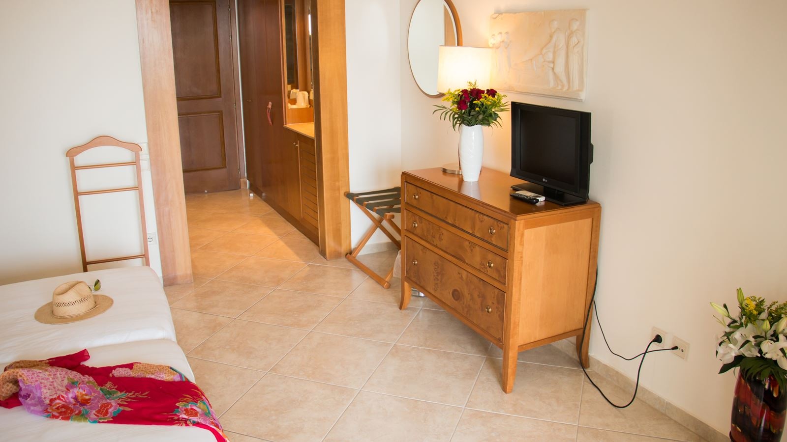 rooms-junior-suite-pool-view