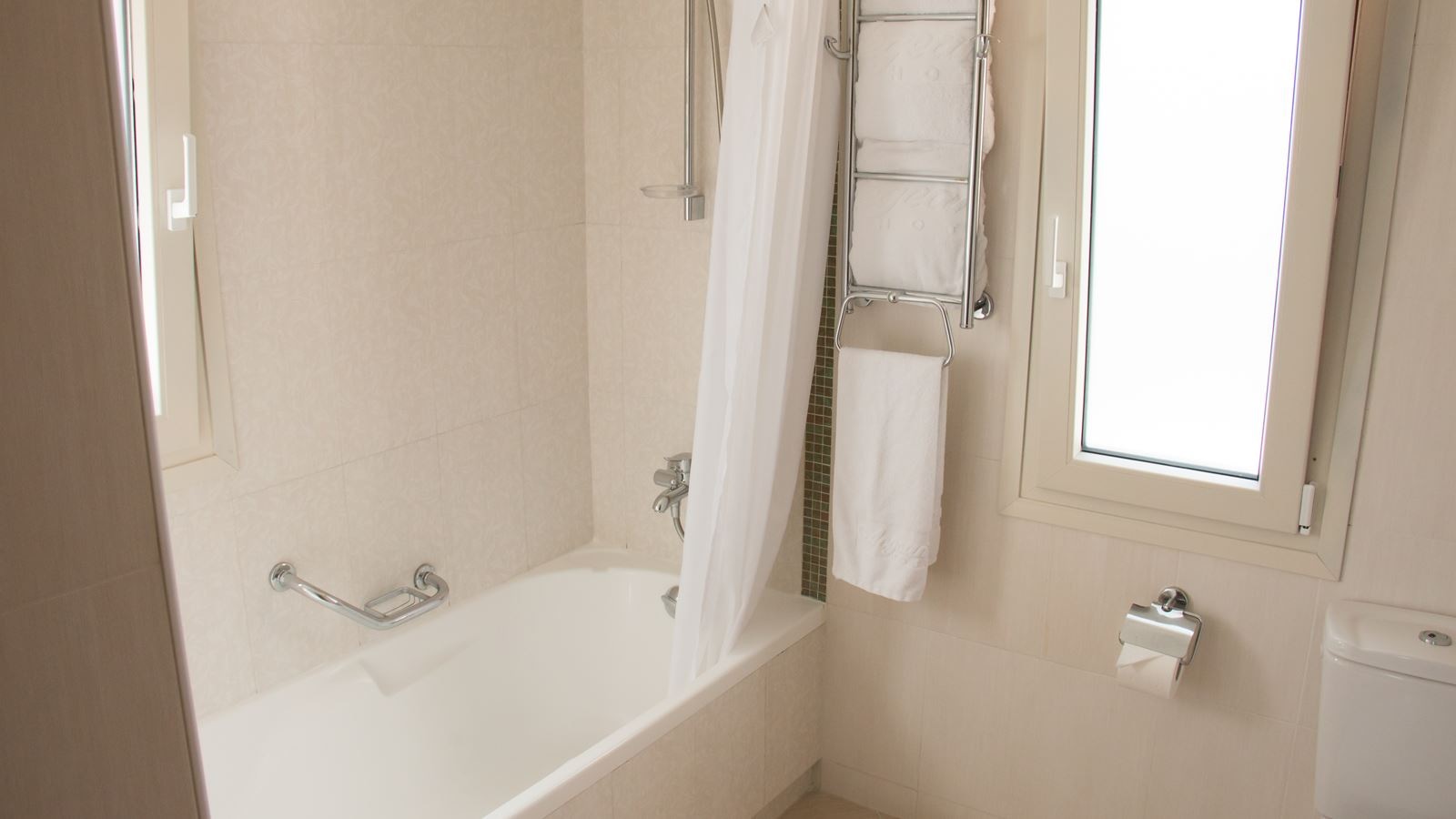 rooms-junior-suite-pool-view