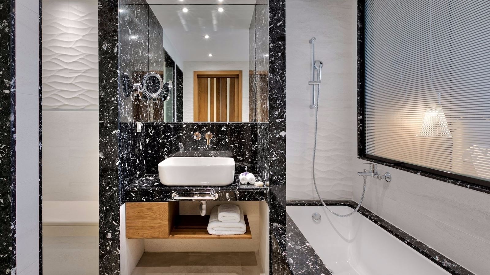 rooms-deluxe-pool-front-room