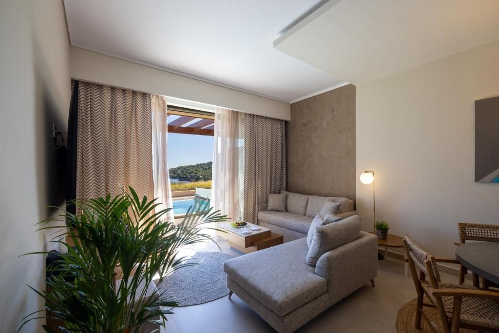 rooms-two-bedroom-duplex-suite-private-pool