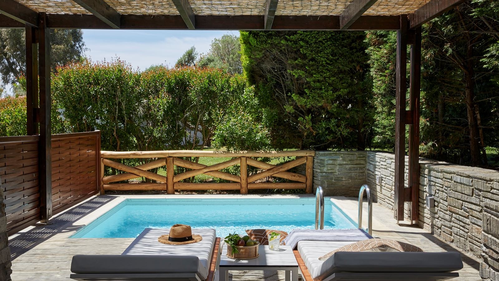 rooms-suite-2-bedrooms-garden-view-private-pool-terrace