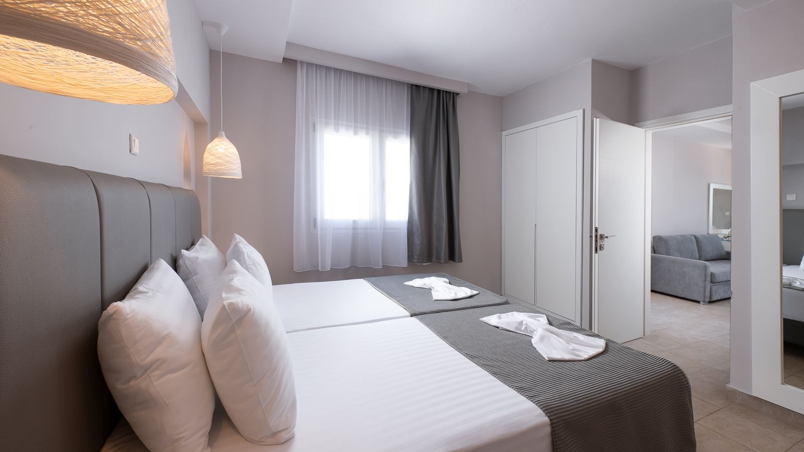 rooms-one-bedroom-family-suite-sea-view