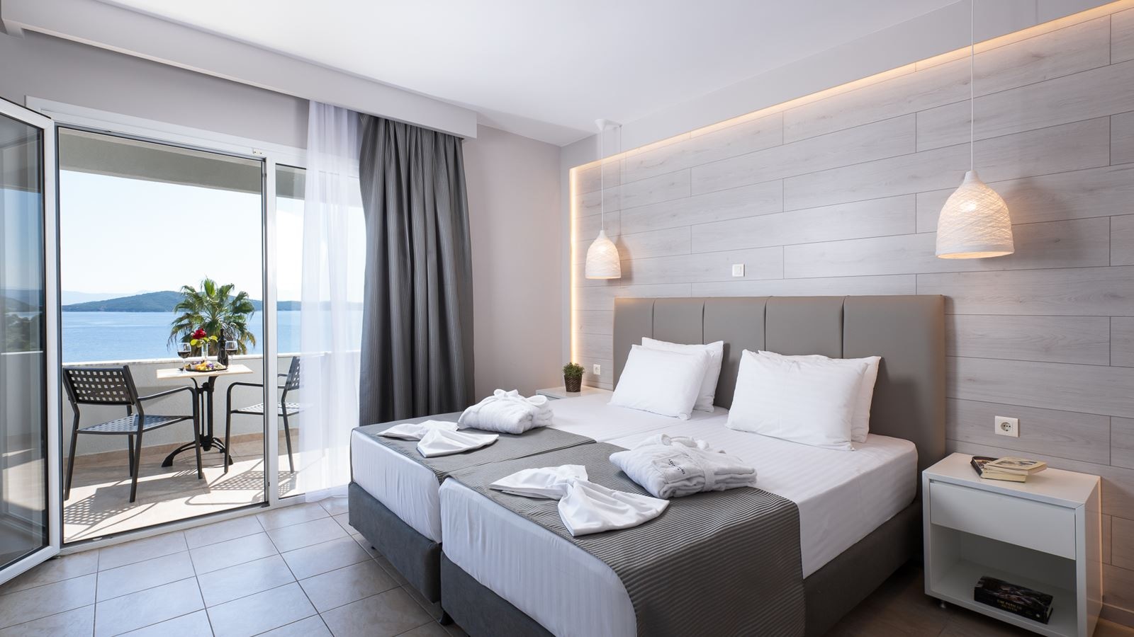 rooms-one-bedroom-family-suite-sea-view