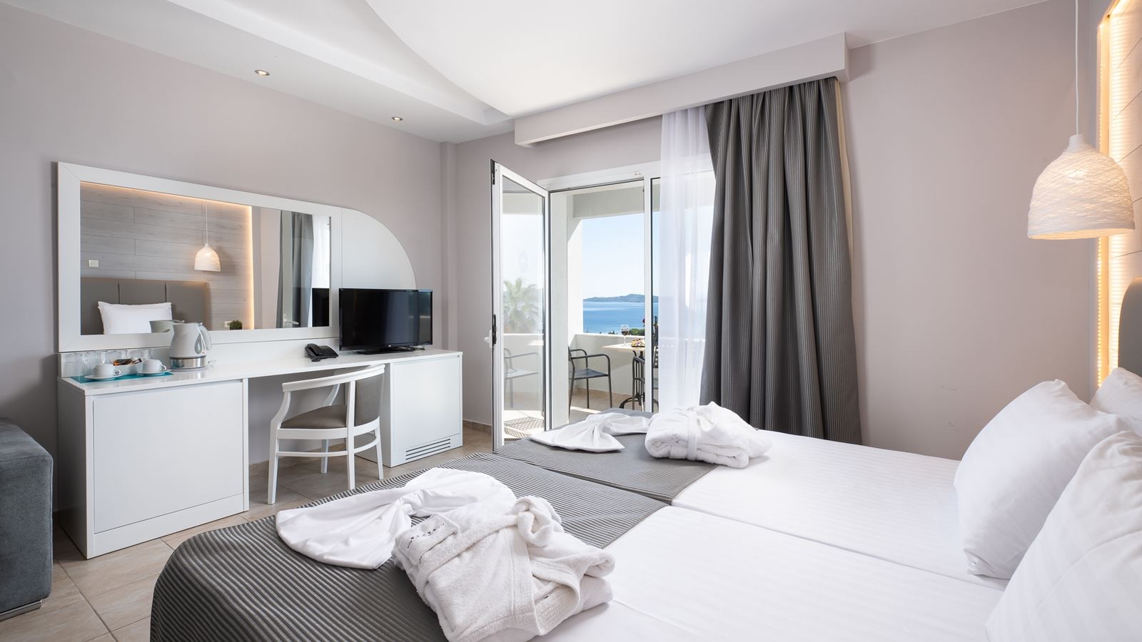 rooms-one-bedroom-family-suite-sea-view