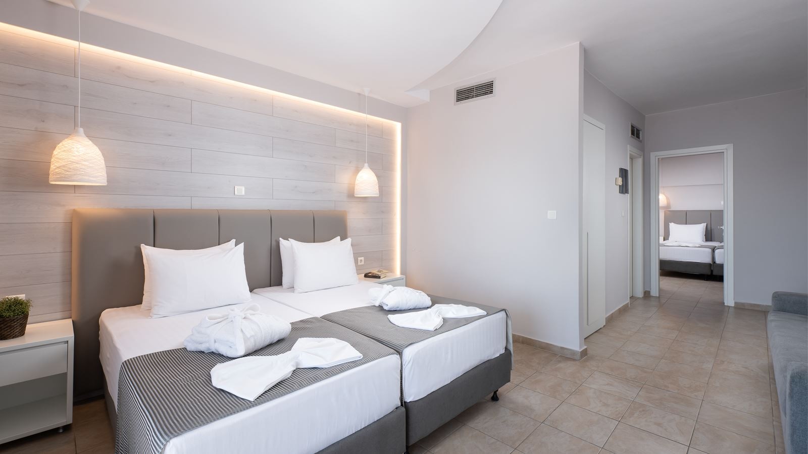 rooms-one-bedroom-family-suite-sea-view