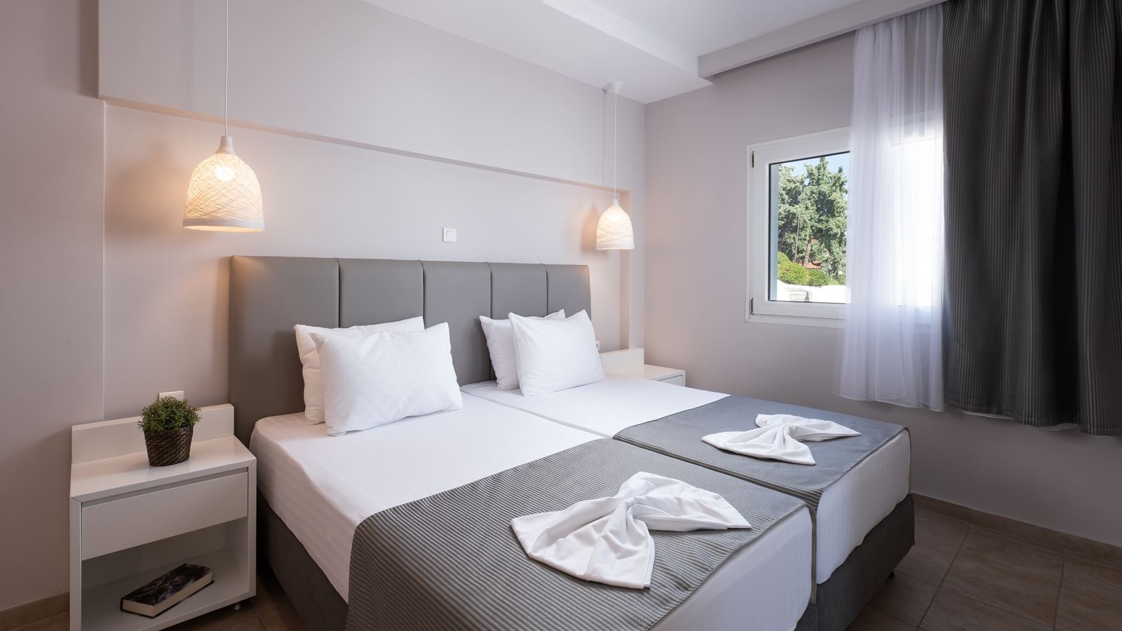 rooms-one-bedroom-family-suite-sea-view