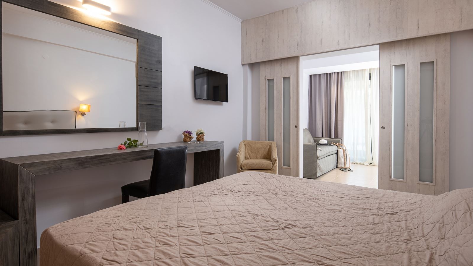 rooms-deluxe-family-land-view