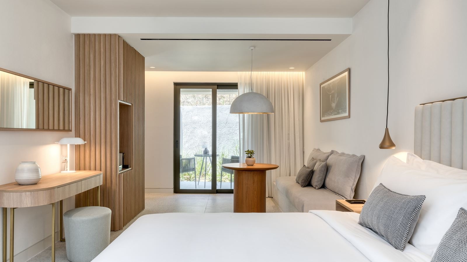 rooms-jade-suite-with-outdoor-jacuzzi