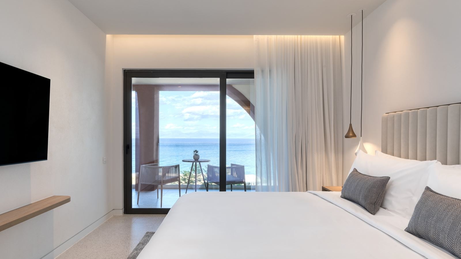 rooms-grand-opal-suite-sea-view