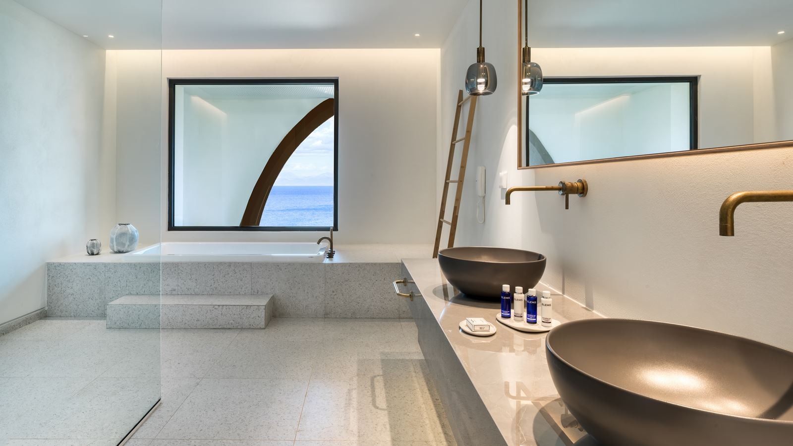 rooms-grand-opal-suite-sea-view