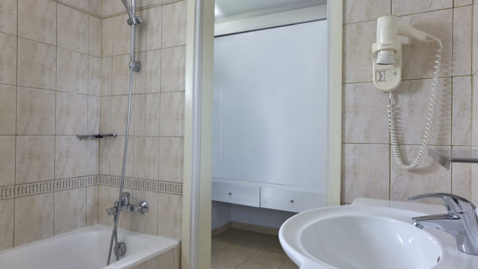 rooms-one-bedroom-family-room-inland-view-annex-building