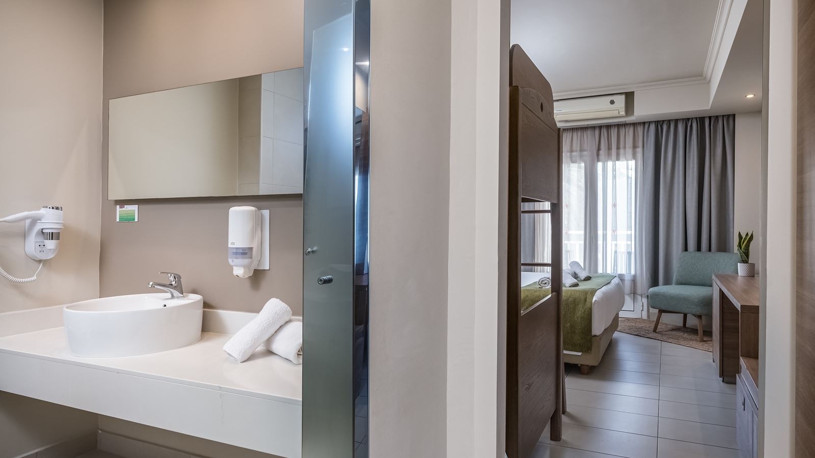 rooms-family-suite-garden-view-terrace-or-balcony