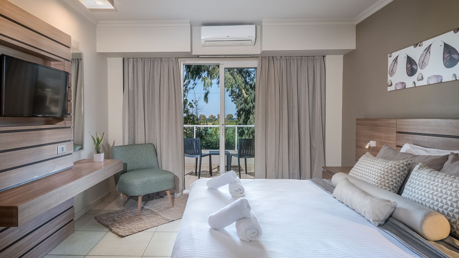 rooms-deluxe-duplex-family-room-garden-view