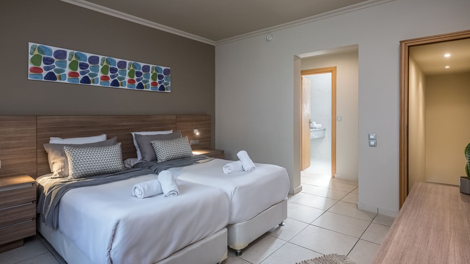 rooms-deluxe-duplex-family-room-garden-view