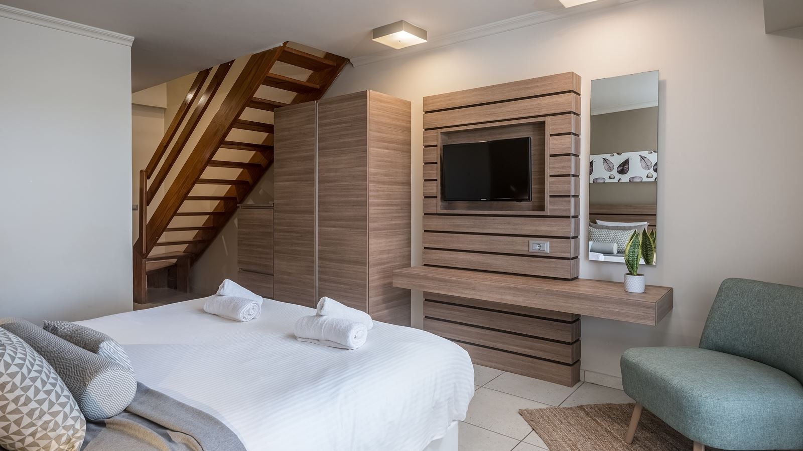 rooms-deluxe-duplex-family-room-garden-view