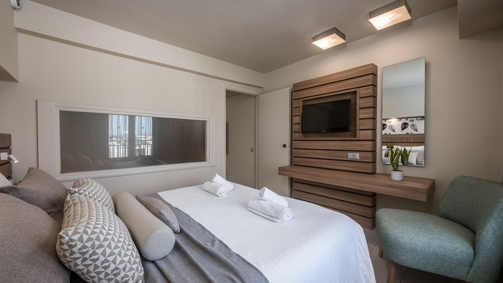 rooms-family-garden-view