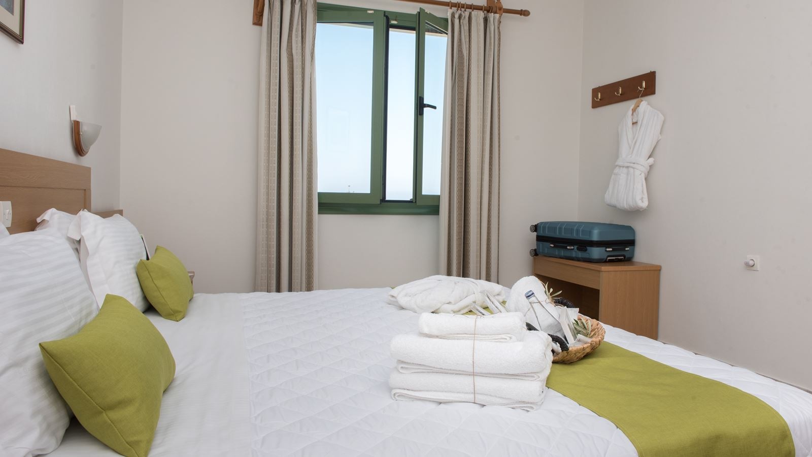 rooms-classic-room-garden-view