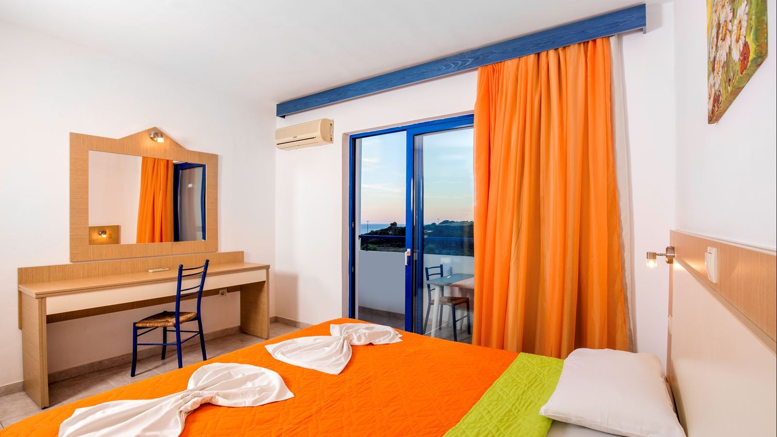 rooms-apartment-1-bedroom-sideseaview-balcony-or-terrace