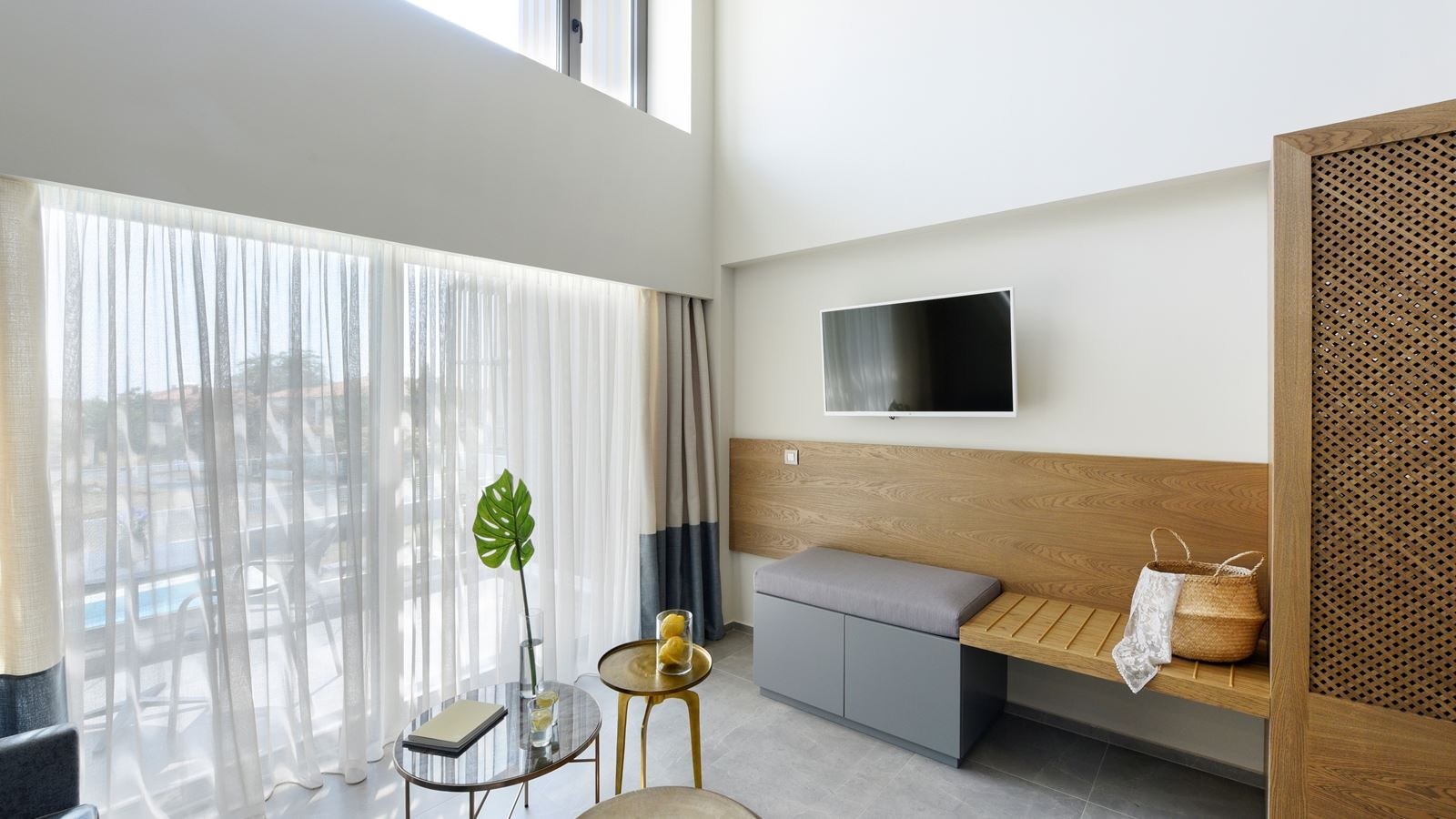 rooms-premier-loft-plus-pool-view