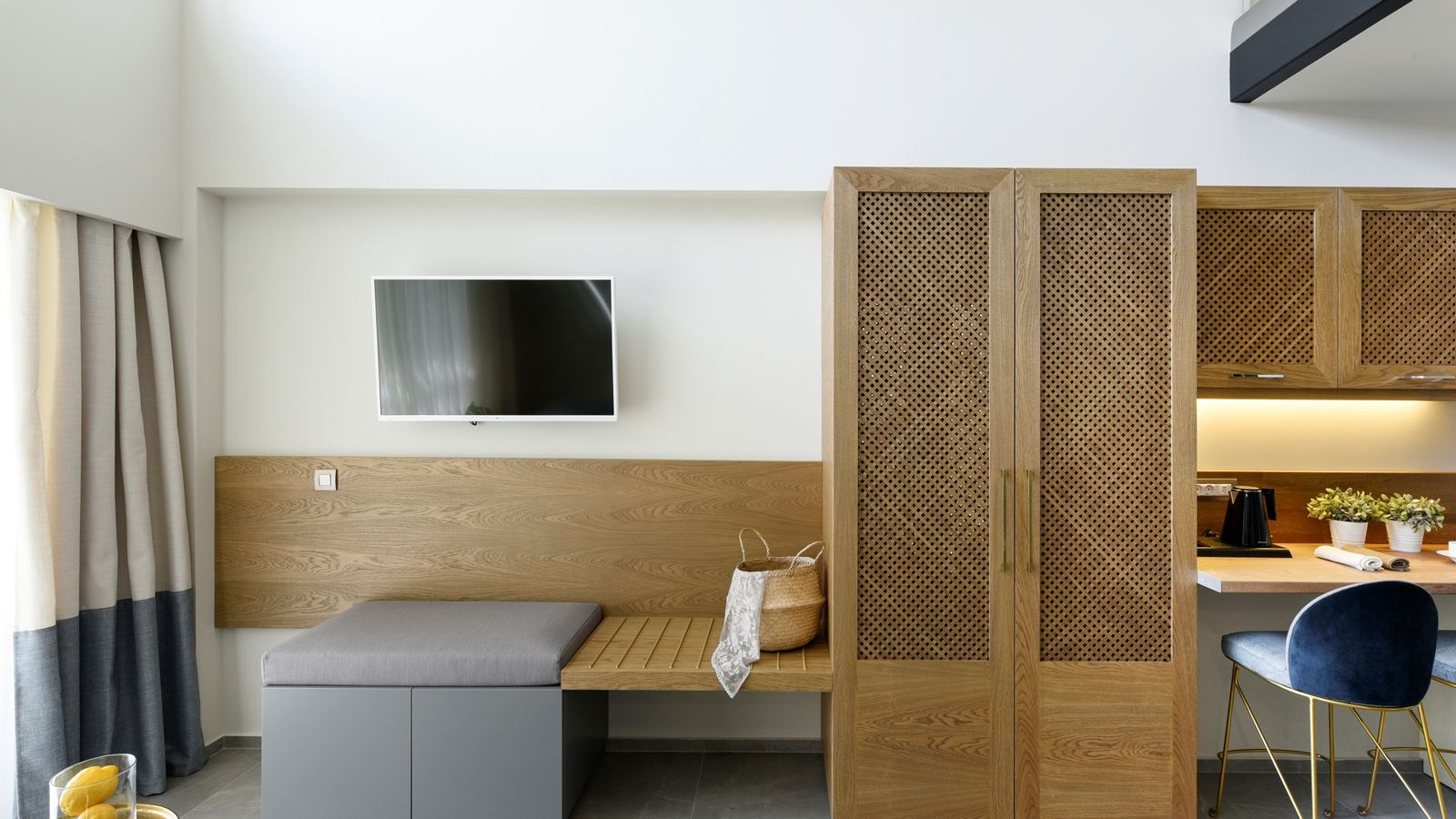 rooms-premier-loft-plus-pool-view