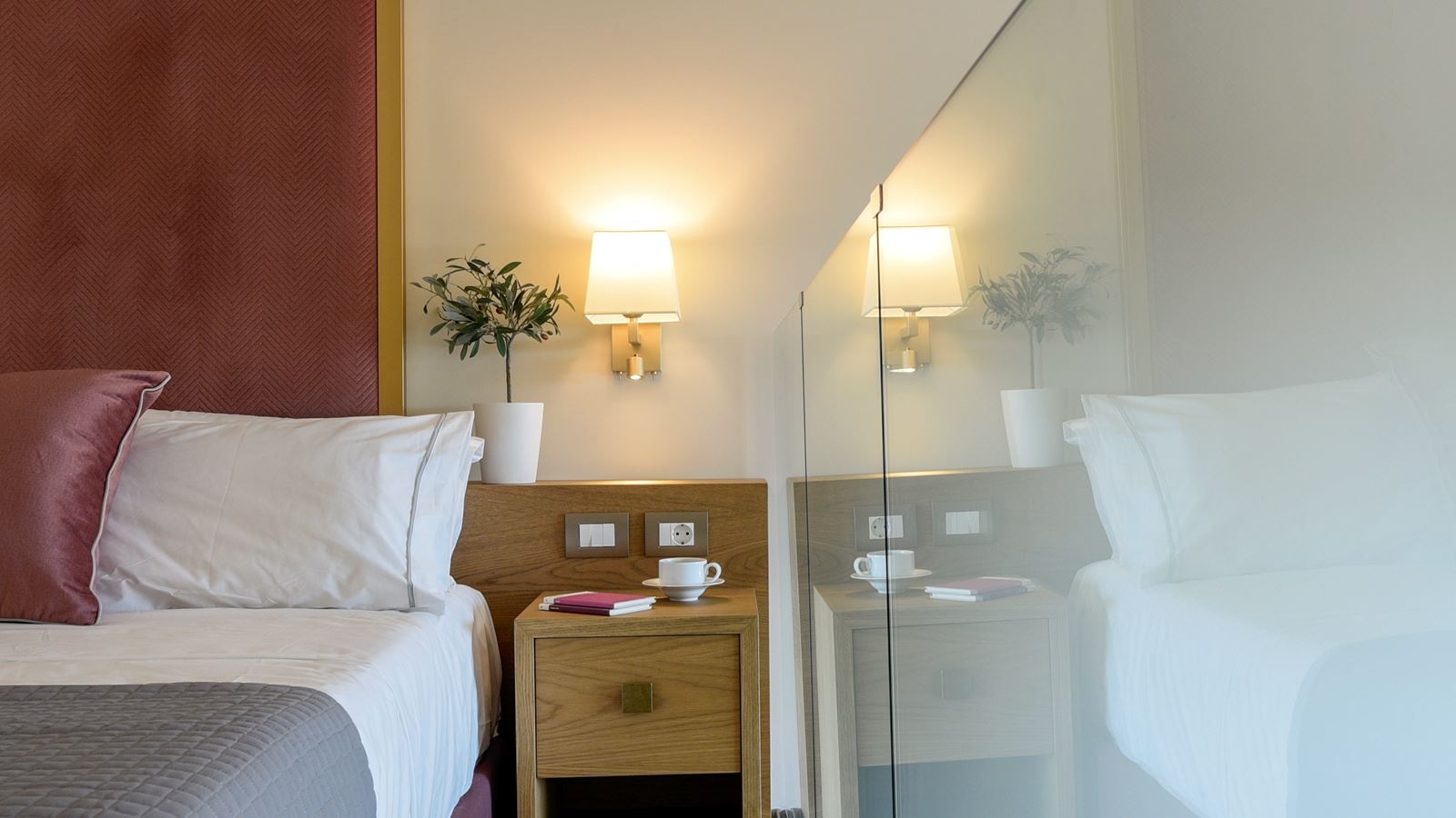 rooms-premier-loft-plus-pool-view