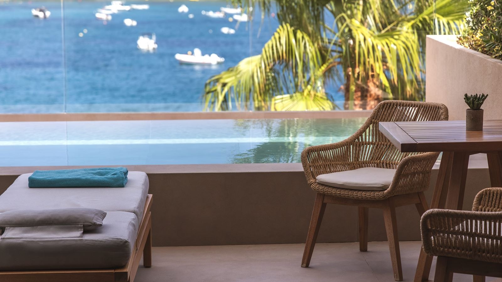 rooms-aquamarine-suite-plunge-pool-sea-view