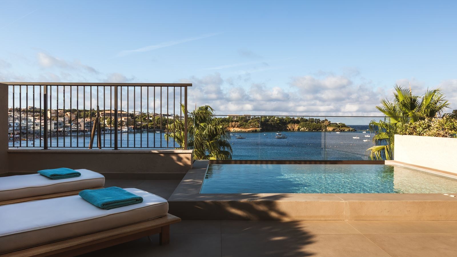 rooms-amber-suite-with-plunge-pool-side-sea-view