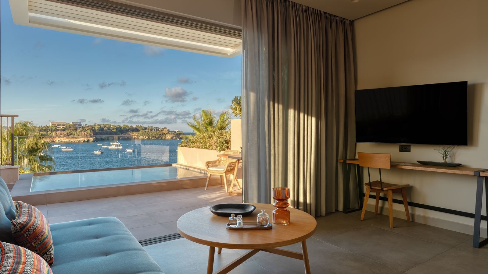 rooms-amber-suite-with-plunge-pool-side-sea-view