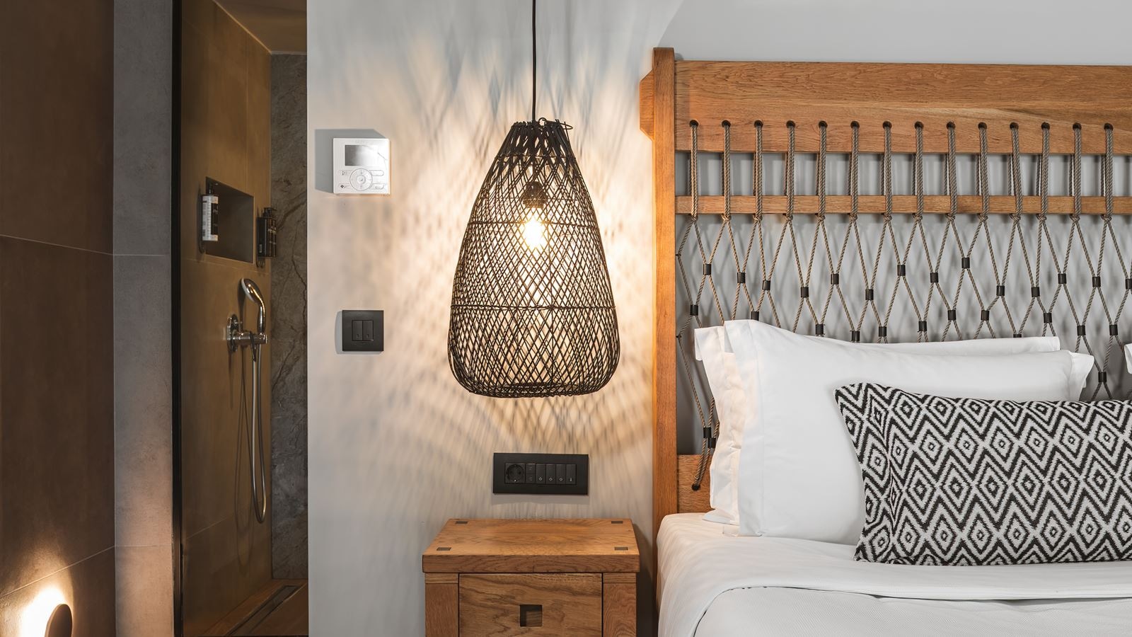 rooms-black-pearl-maisonette-plunge-pool-mountain-view