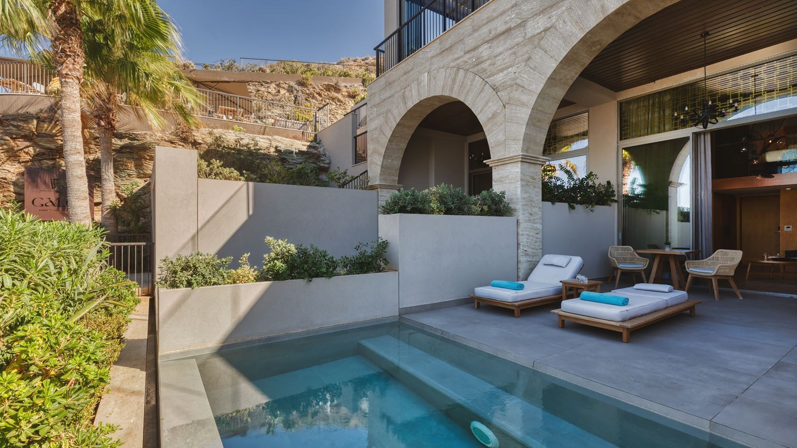 rooms-black-pearl-maisonette-plunge-pool-sea-view