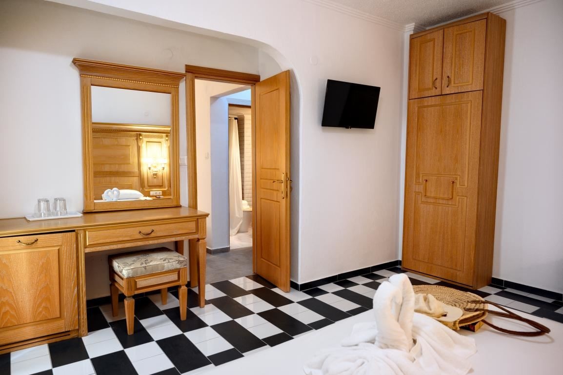 rooms-family-room-with-side-sea-view