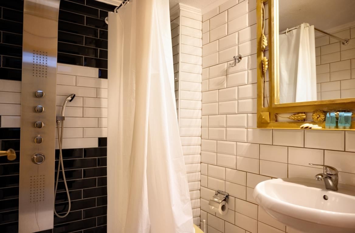 rooms-family-room-with-side-sea-view