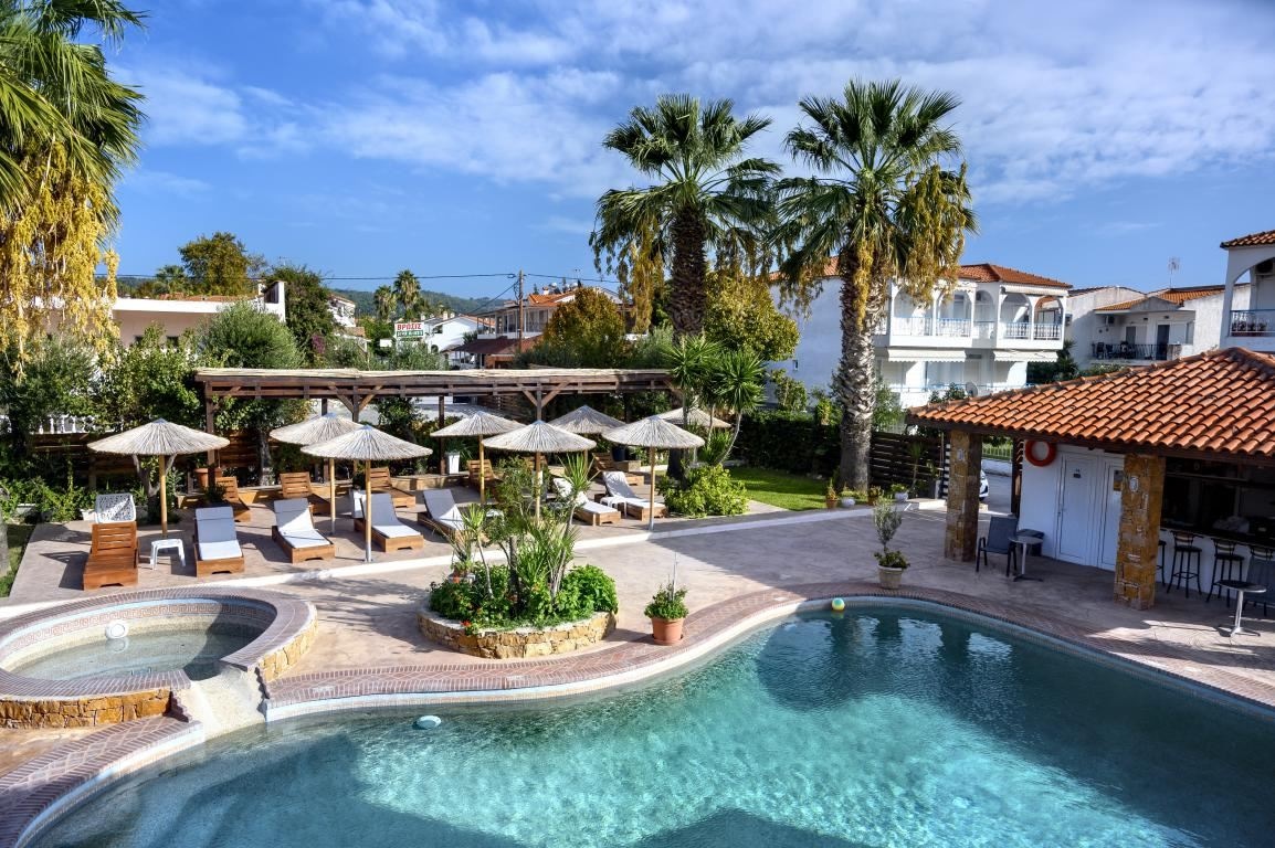 rooms-family-suite-pool-view