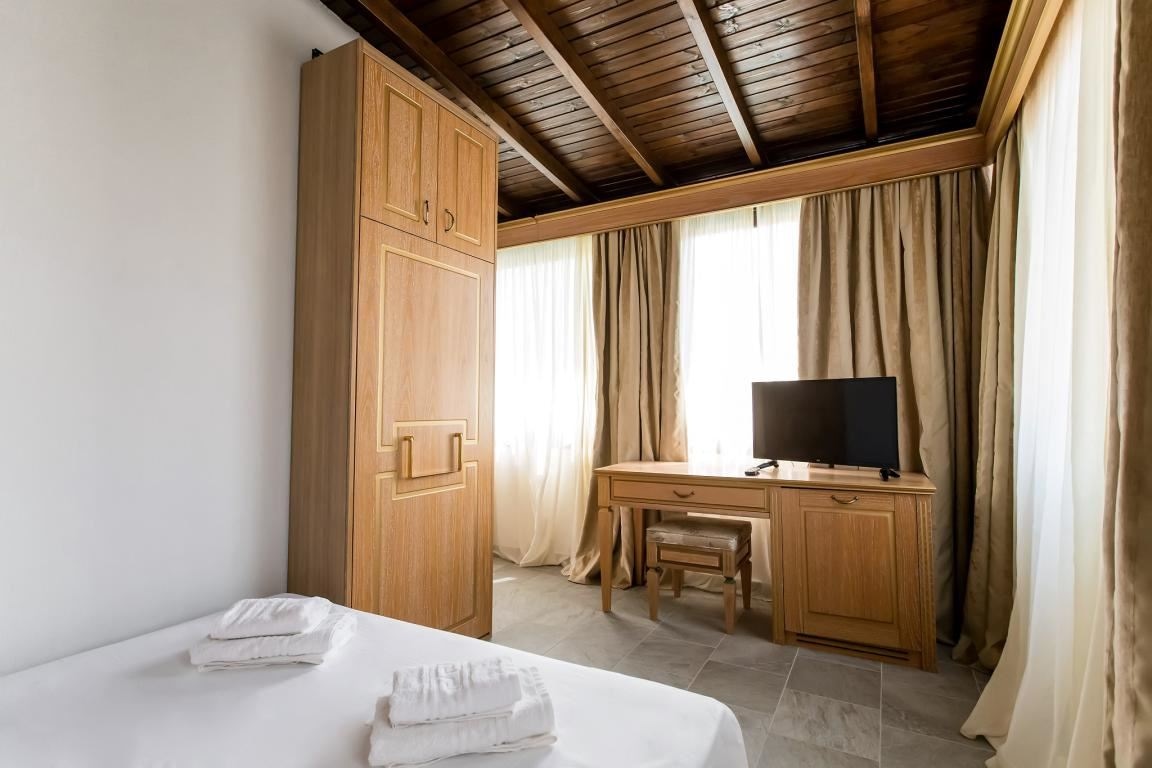 rooms-family-suite-pool-view