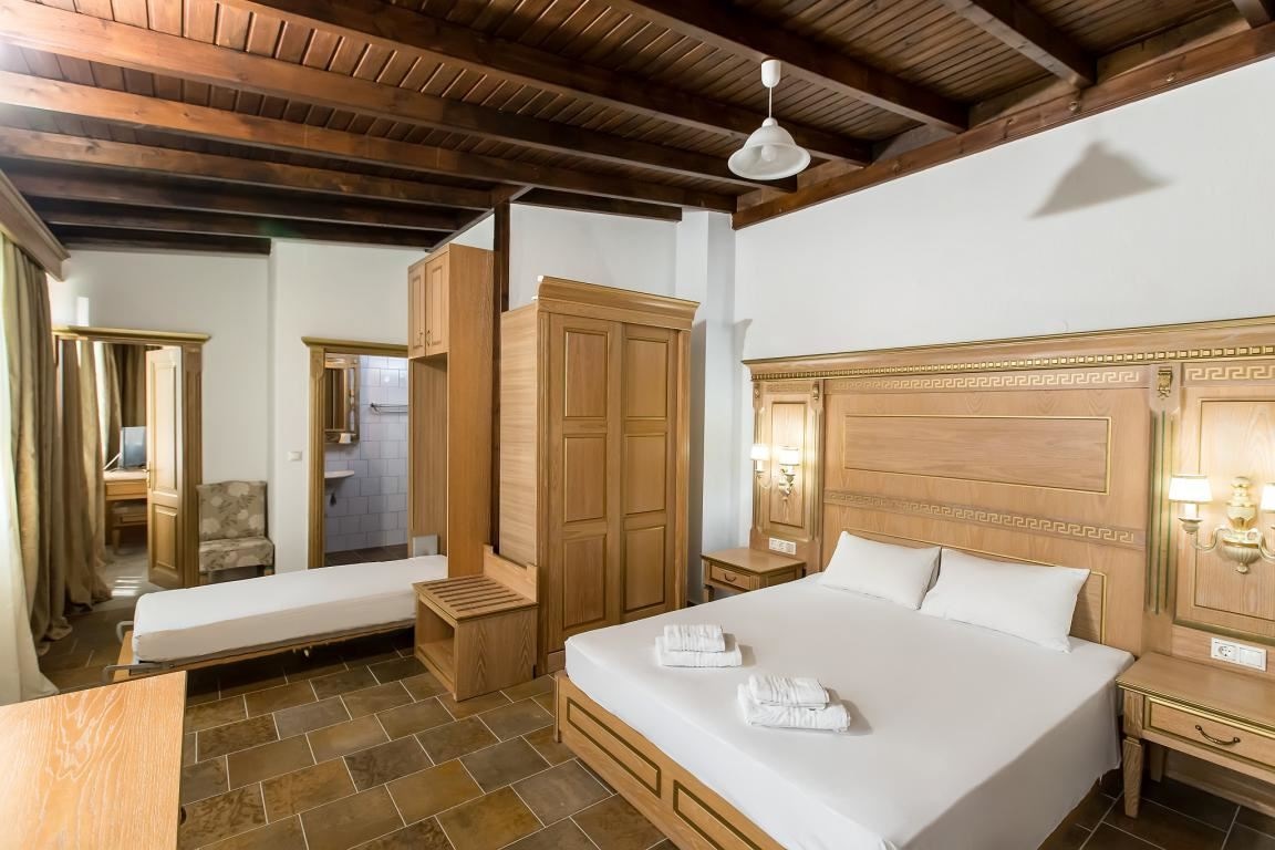 rooms-family-suite-pool-view