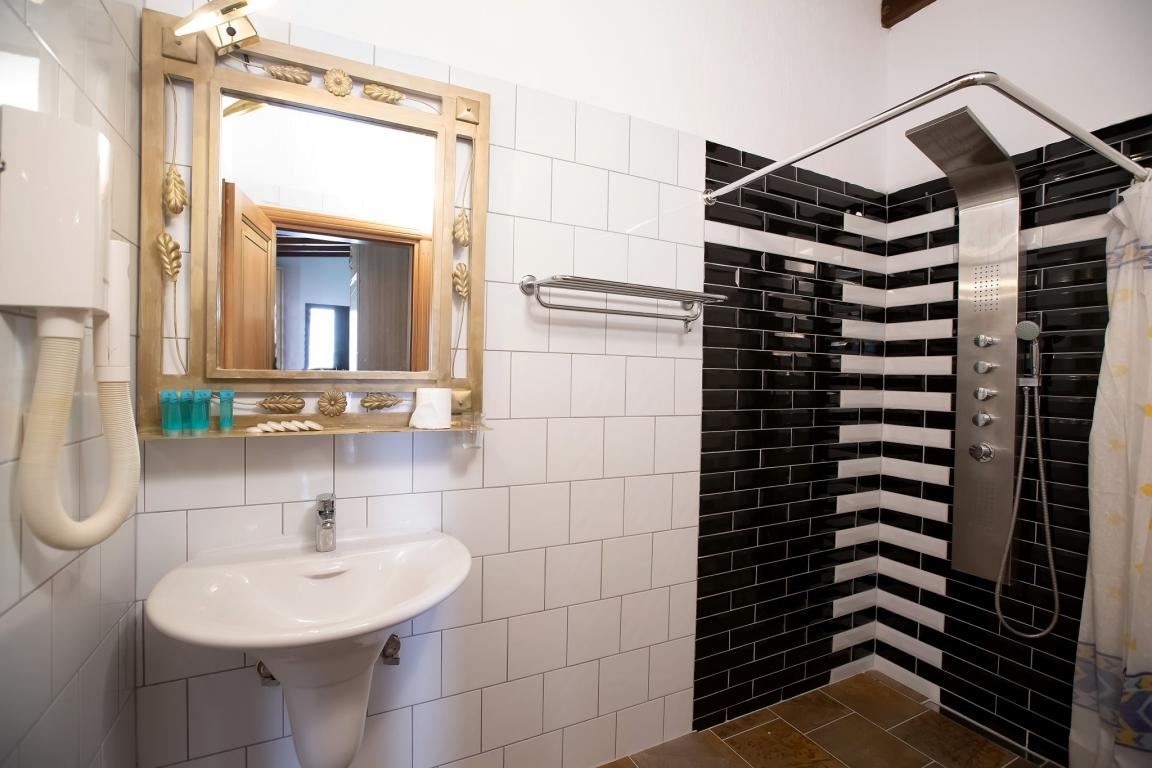 rooms-family-suite-pool-view