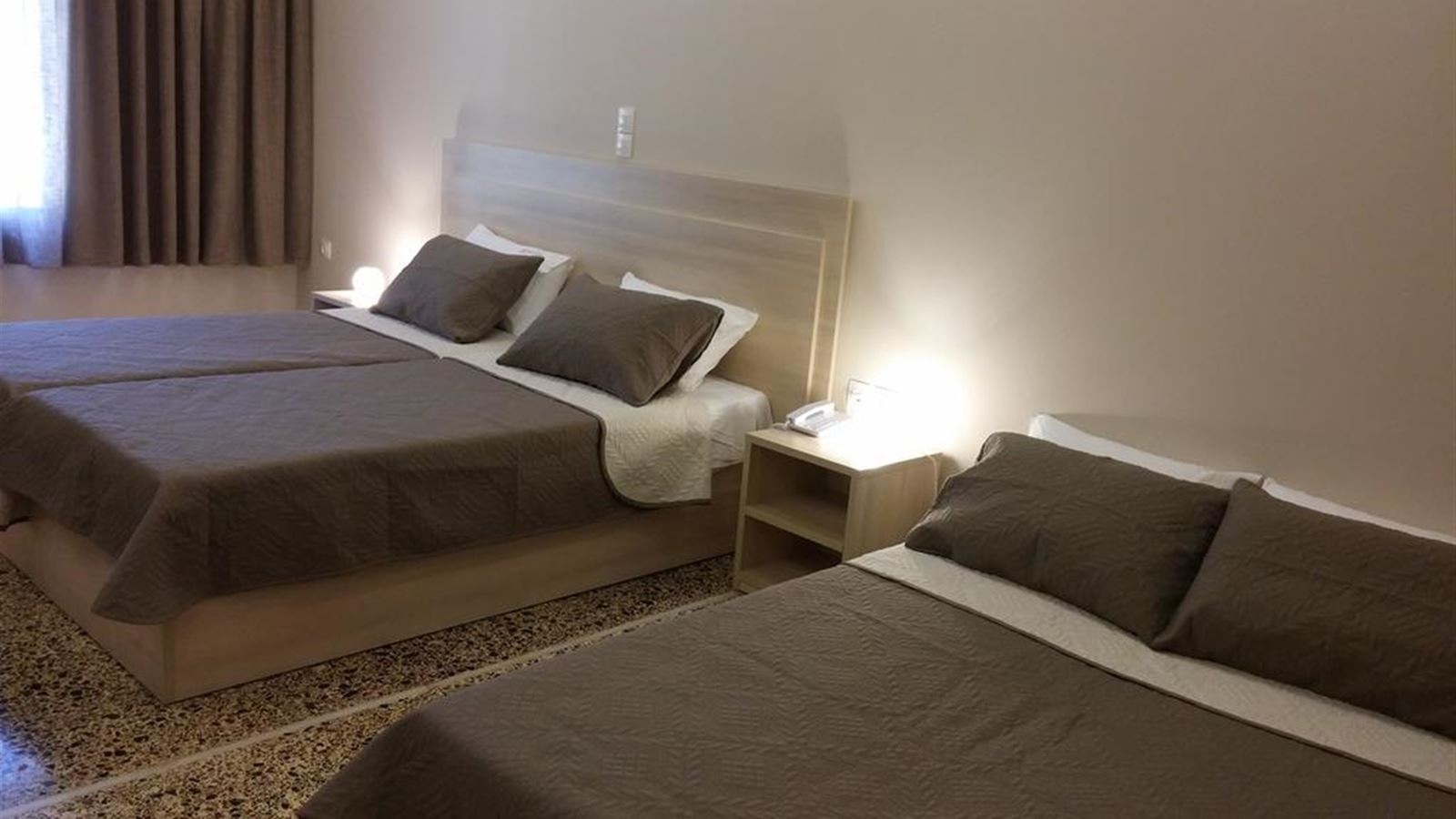 rooms-quadruple-superior-room