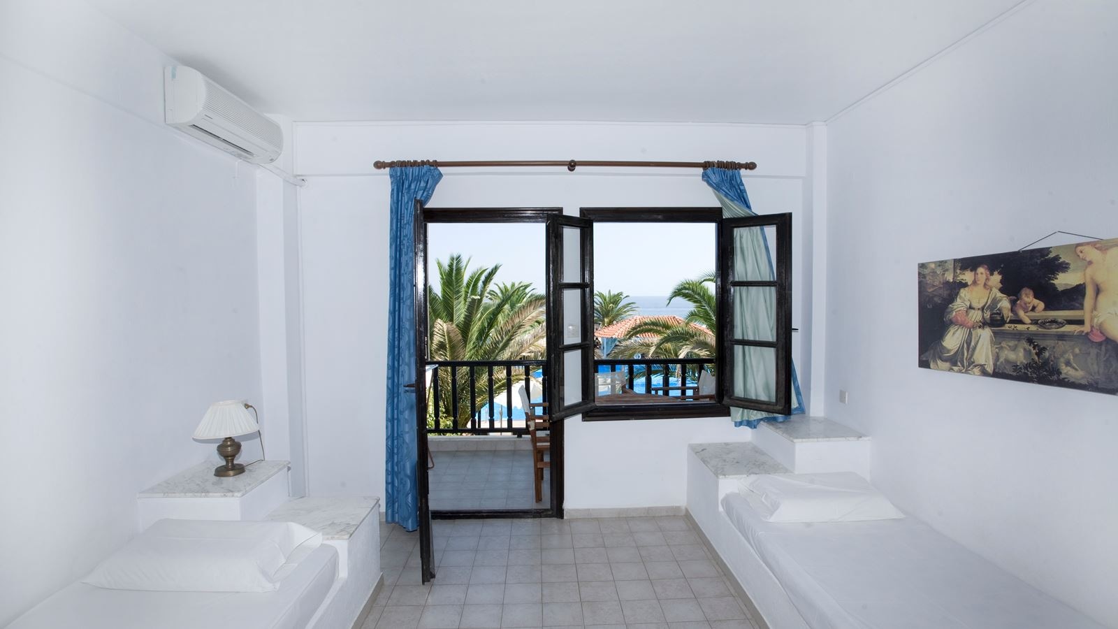 rooms-family-room-sea-view-2-bedrooms