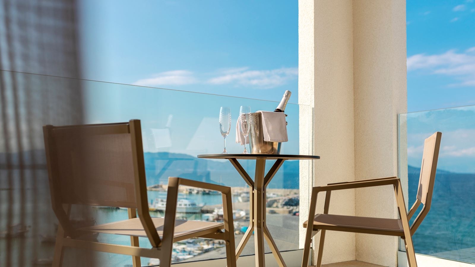 rooms-supreme-sea-view-suite