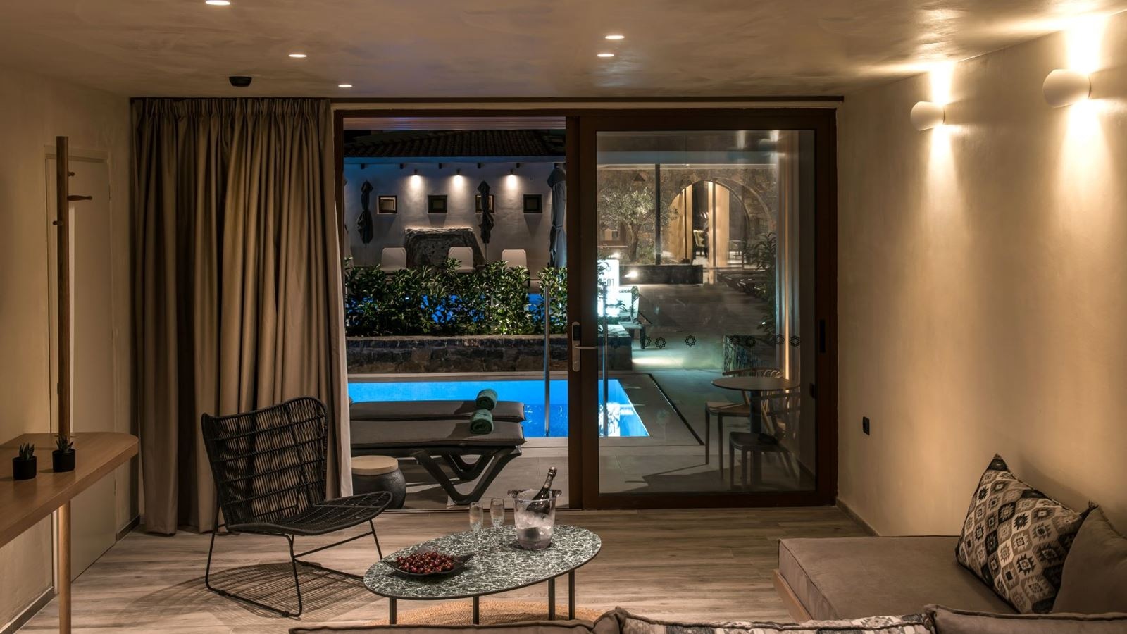 rooms-executive-junior-suite-sharedpool