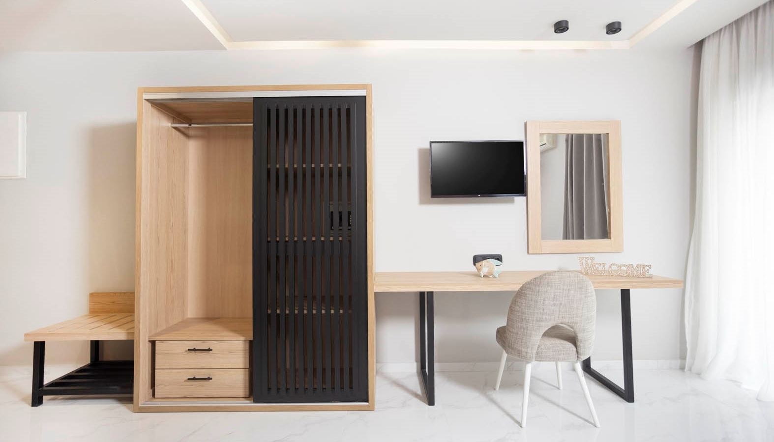 rooms-grande-superior-with-pool-view