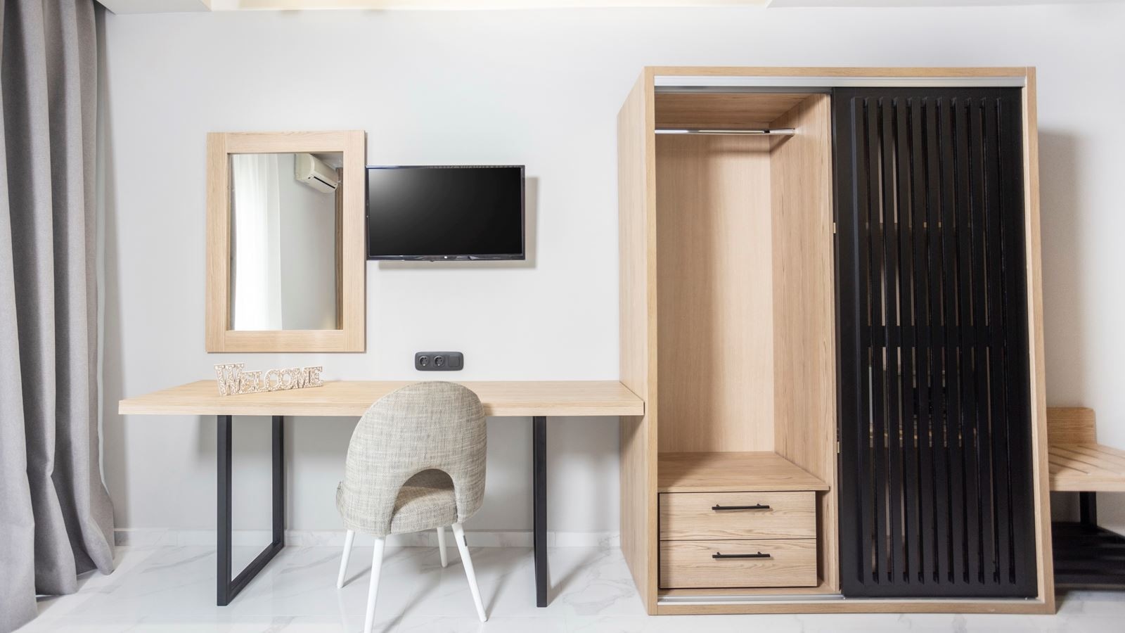 rooms-grande-superior-with-pool-view