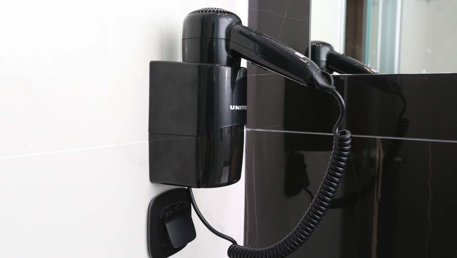 rooms-family-suite-with-pool-view