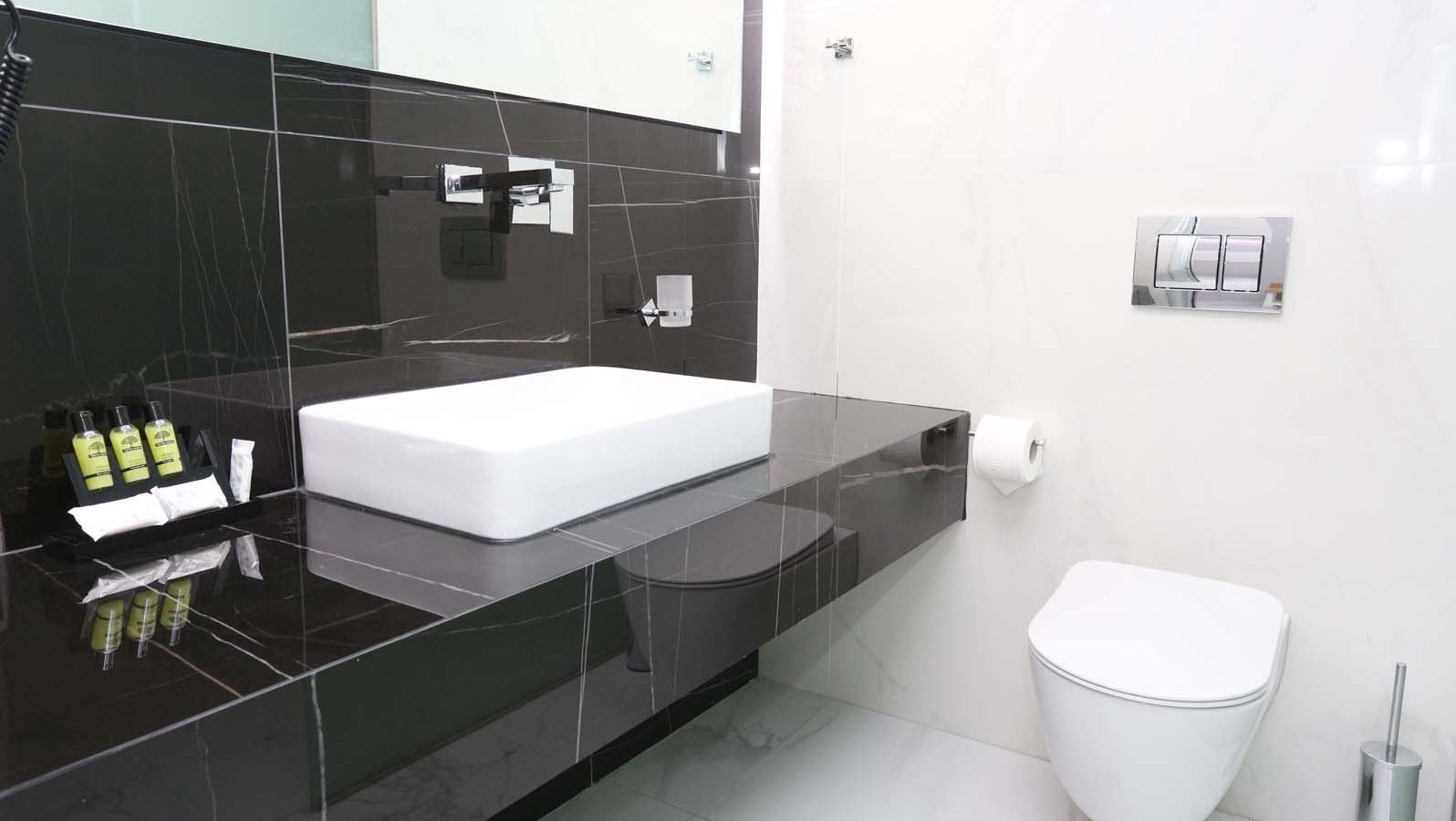 rooms-family-suite-with-pool-view